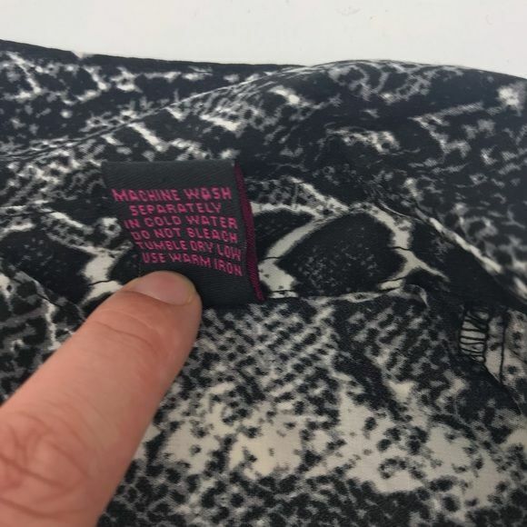 Millenium Blouse Womens Medium Snake Python Print Button Up 3/4 Sleeve Career - Picture 7 of 7